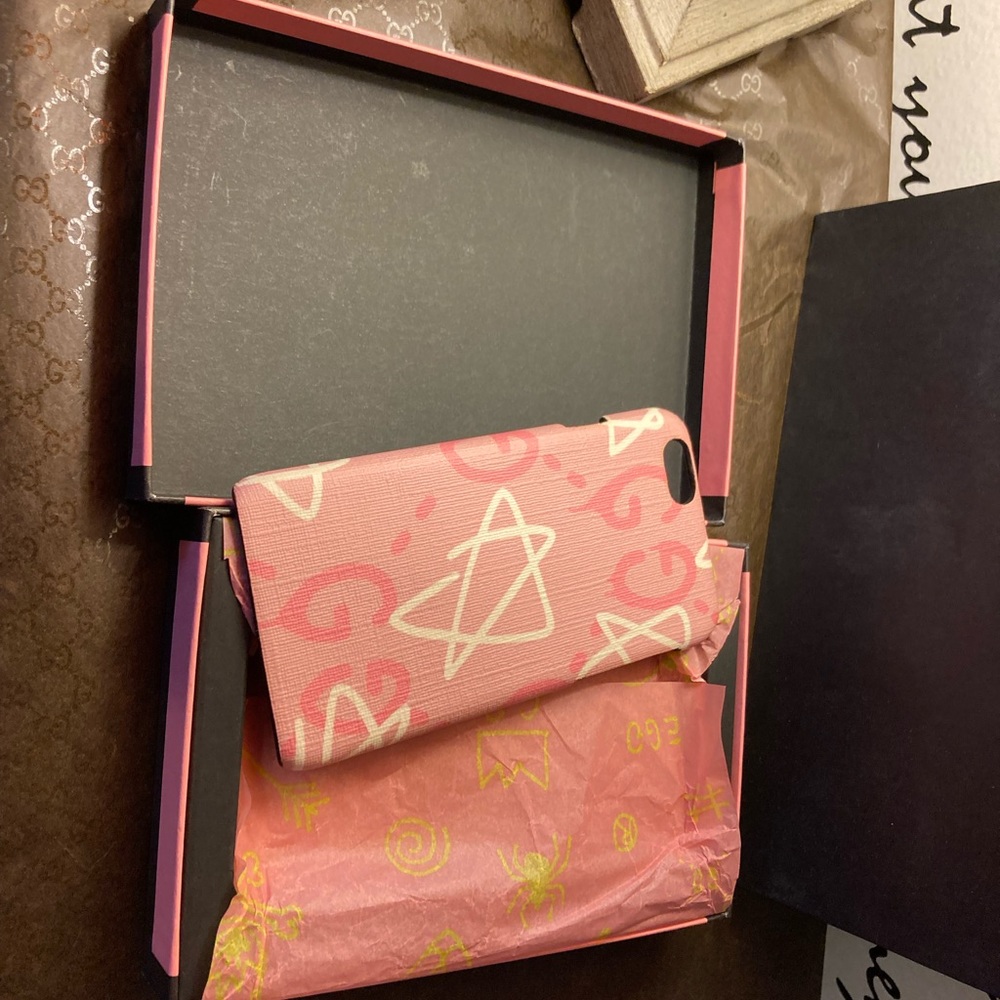 💯% Authentic Gucci Pink IPhone SE Phone Holder With Box - Picture 2 of 4